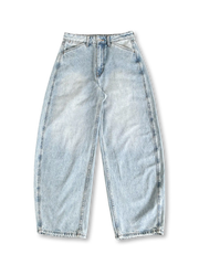 ボリュームあるワイドシルエットとウォッシュ加工が特徴のデニムパンツ