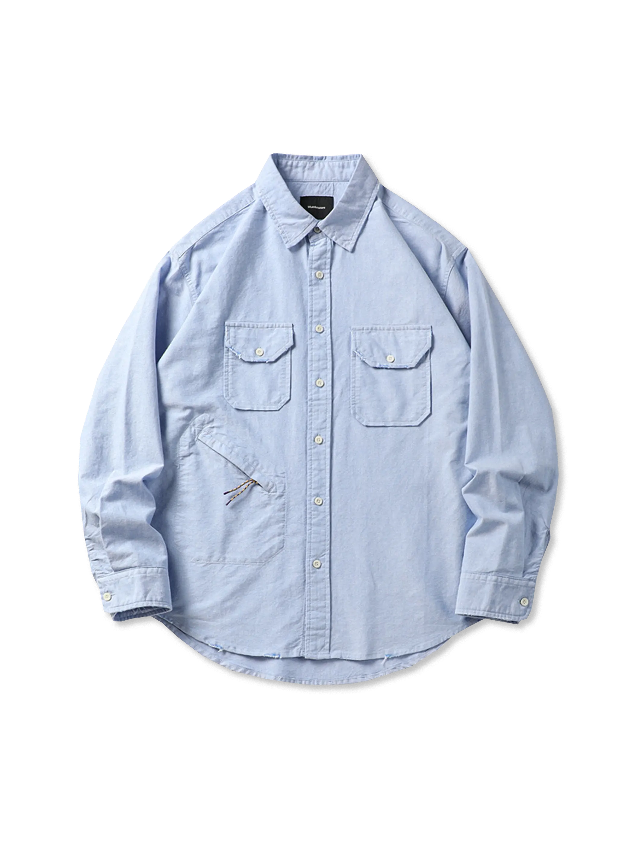 オックスフォードクロス素材の多ポケットワークシャツジャケット。斜めジッパーポケットとラウンドヘムが特徴のカジュアルでリラックスしたシルエット。