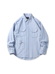 オックスフォードクロス素材の多ポケットワークシャツジャケット。斜めジッパーポケットとラウンドヘムが特徴のカジュアルでリラックスしたシルエット。