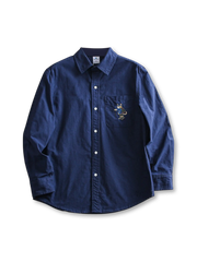 水洗い加工のコットンオックスフォード生地と猫刺繍が特徴のゆったりシルエットシャツ。多用途に活躍。