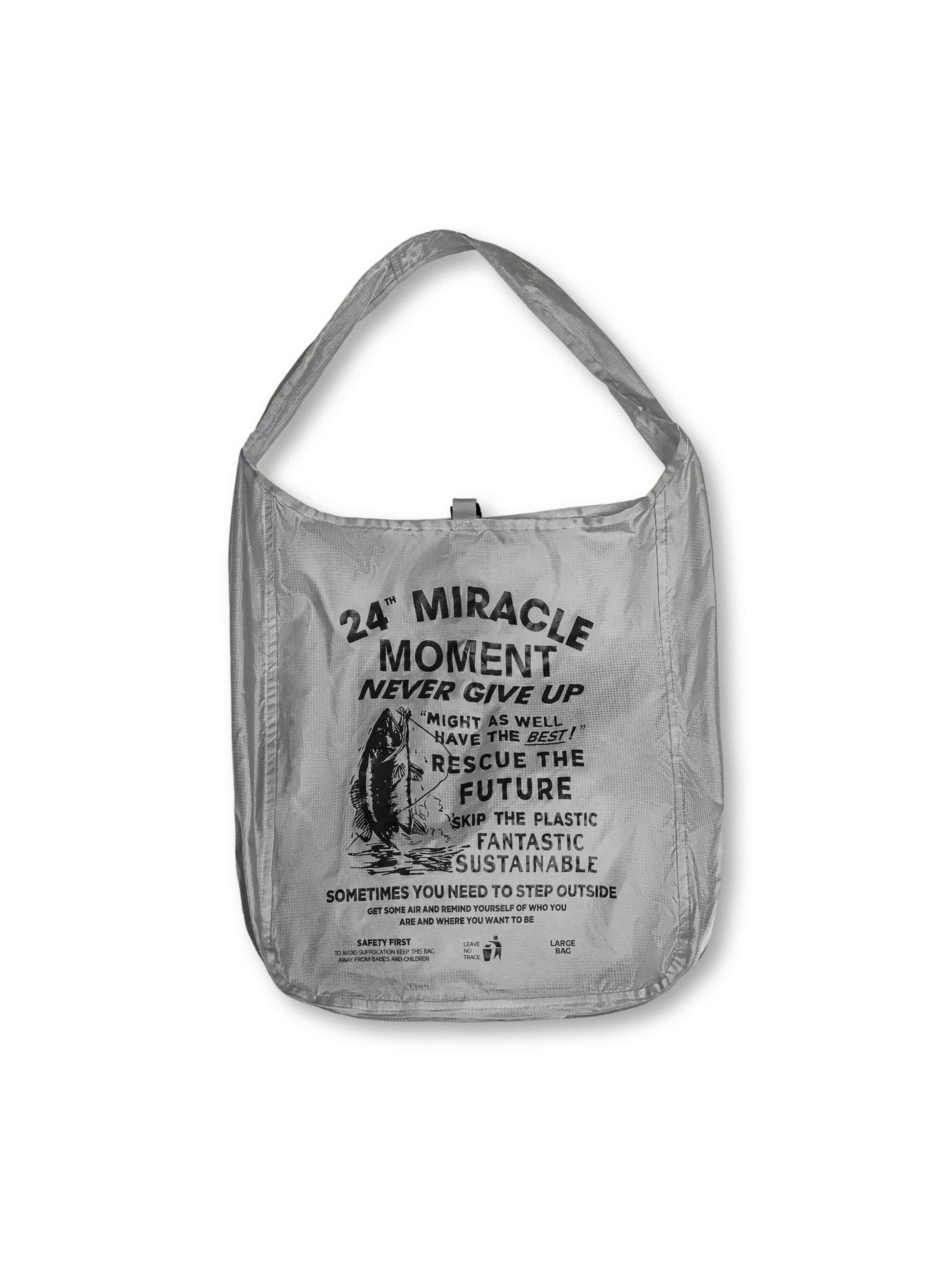 グレーのパッカブルナイロンショルダーバッグ、フロントにメッセージプリント、内蔵ポケットで折りたたみ可能