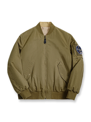 リバーシブル仕様の中綿MA-1フライトジャケットのアーミーグリーン面とカーキ面のデザインを写した写真