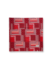 クラシックなペイズリー柄をバイカラーデザインで仕上げた100%コットンの多機能スカーフ。レッドとブルーの2色展開で、吸汗性と柔らかな肌触りを持ち、ハンカチやヘッドスカーフ、装飾ファブリックとしても使用可能。