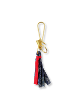 ペイズリー柄藍染めキーホルダーの全体画像、ブラスフックと藍染め古布フリンジのディテール。