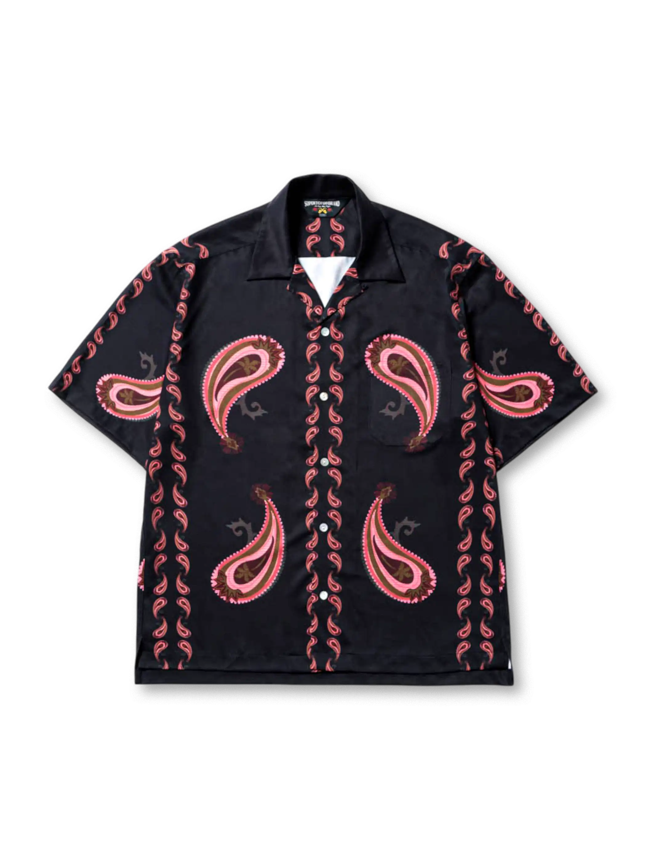 鮮やかなペイズリー柄デジタルプリントとオープンカラーが特徴の涼感アロハシャツ。シワになりにくい素材使用。