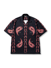 鮮やかなペイズリー柄デジタルプリントとオープンカラーが特徴の涼感アロハシャツ。シワになりにくい素材使用。