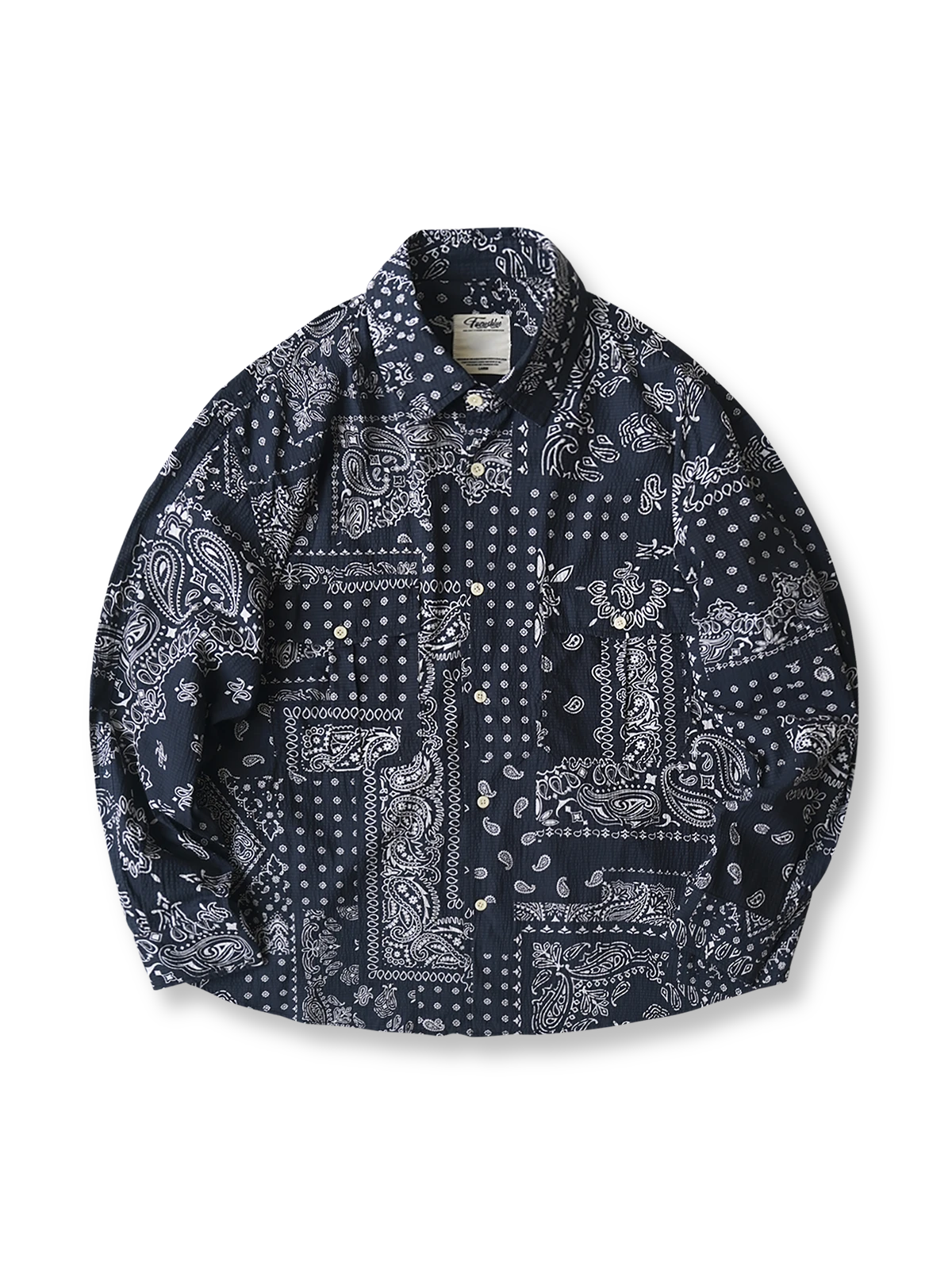 ペイズリー柄シアサッカーシャツの全体正面画像、ペイズリー柄と機能的ポケットのディテール。