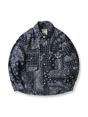 ペイズリー柄シアサッカーシャツの全体正面画像、ペイズリー柄と機能的ポケットのディテール。