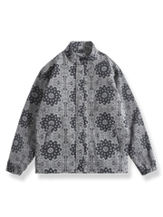 目立つペイズリー柄と立ち襟が特徴のレトロなコットンジャケット。