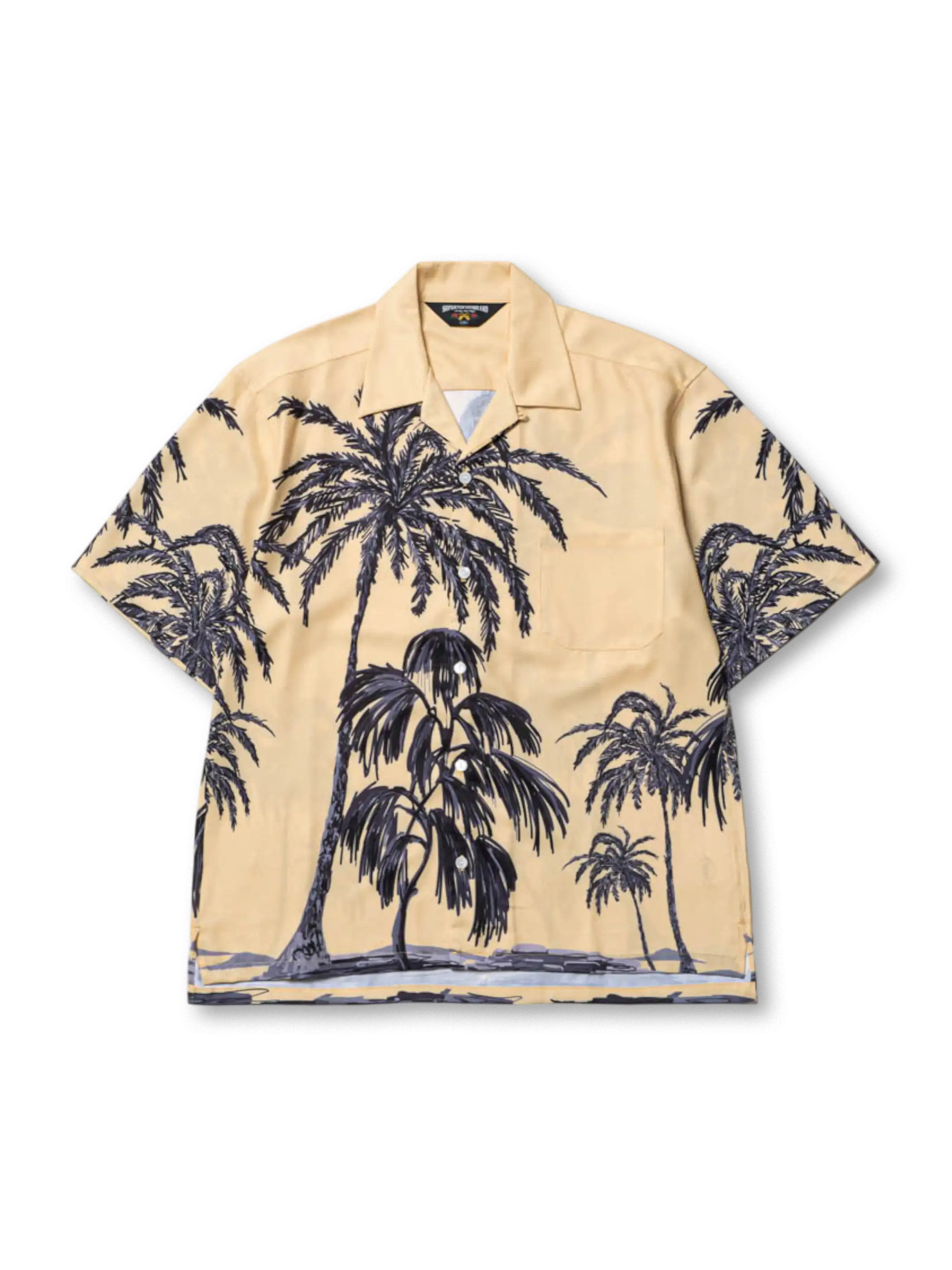 手描き風パームツリー柄と滑らかな素材感が特徴の通気性に優れたアロハシャツ。鮮やかなデジタルプリント使用。
