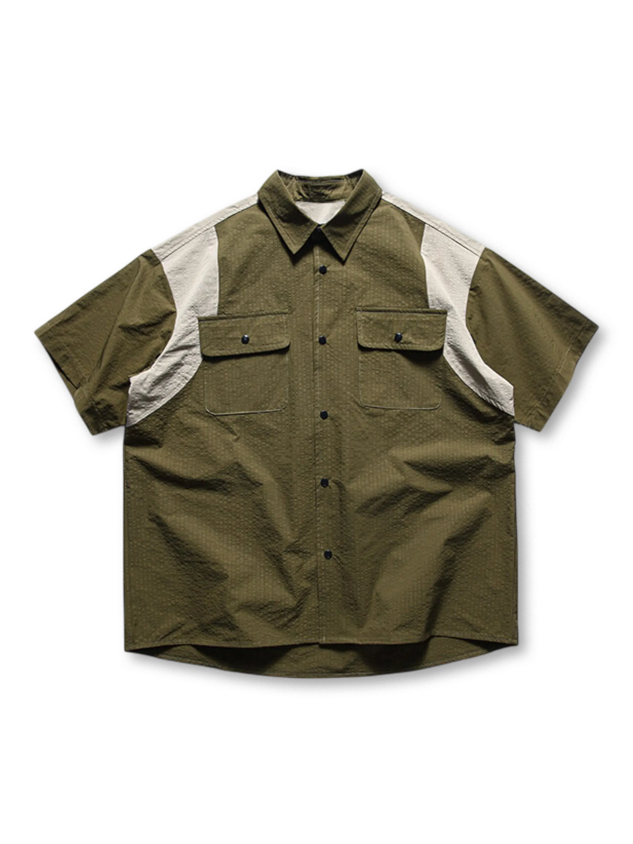 ミリタリー調オリーブとグレージュパネルが特徴の速乾半袖シャツ