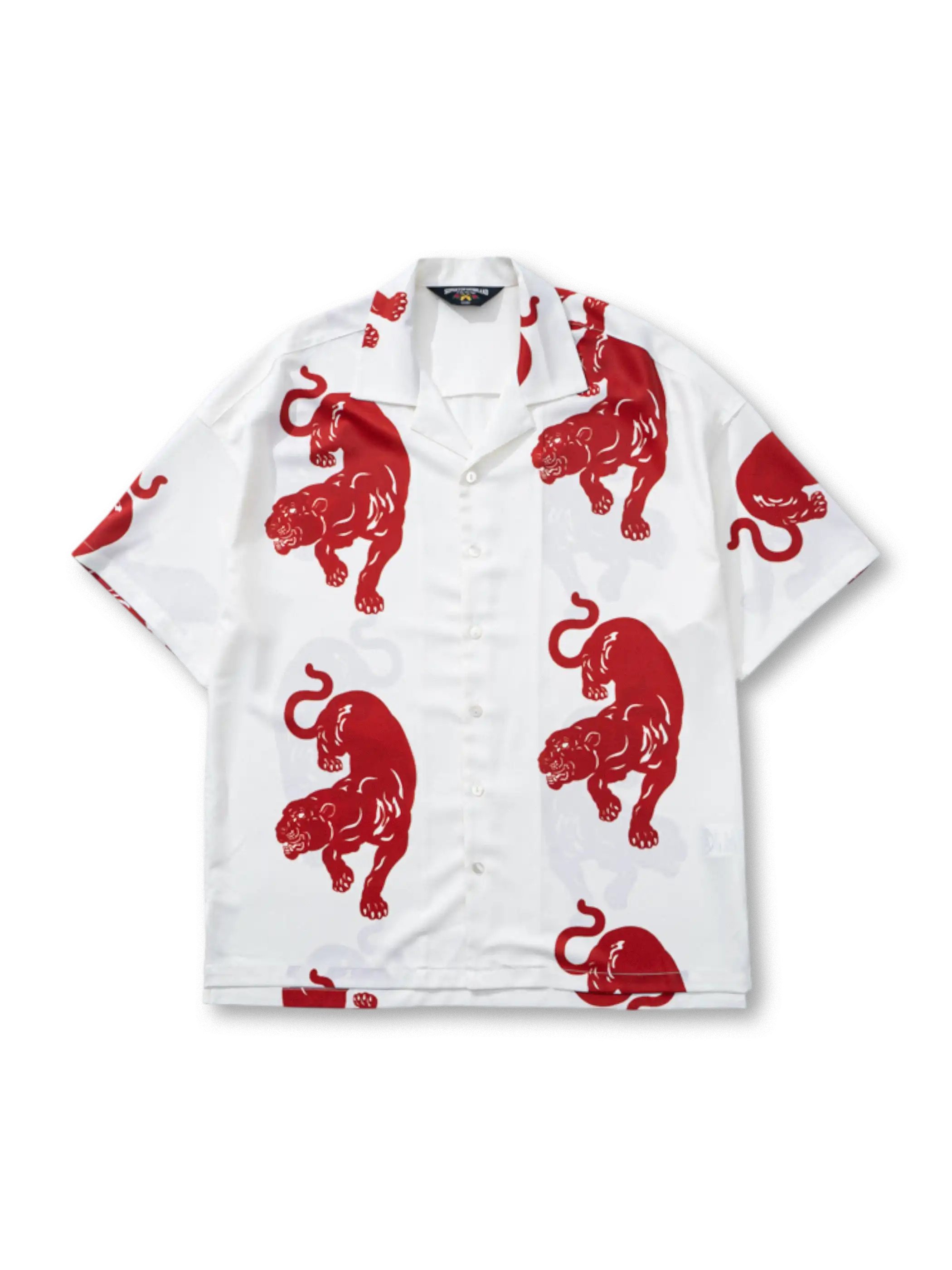 縦並びパンサー柄と高解像度プリントが特徴のポリエステル製アロハシャツ。涼しく快適な着心地。