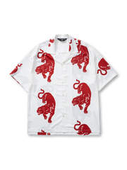 縦並びパンサー柄と高解像度プリントが特徴のポリエステル製アロハシャツ。涼しく快適な着心地。