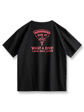 パラシュート柄とアルファベットプリントが施された半袖Tシャツ
