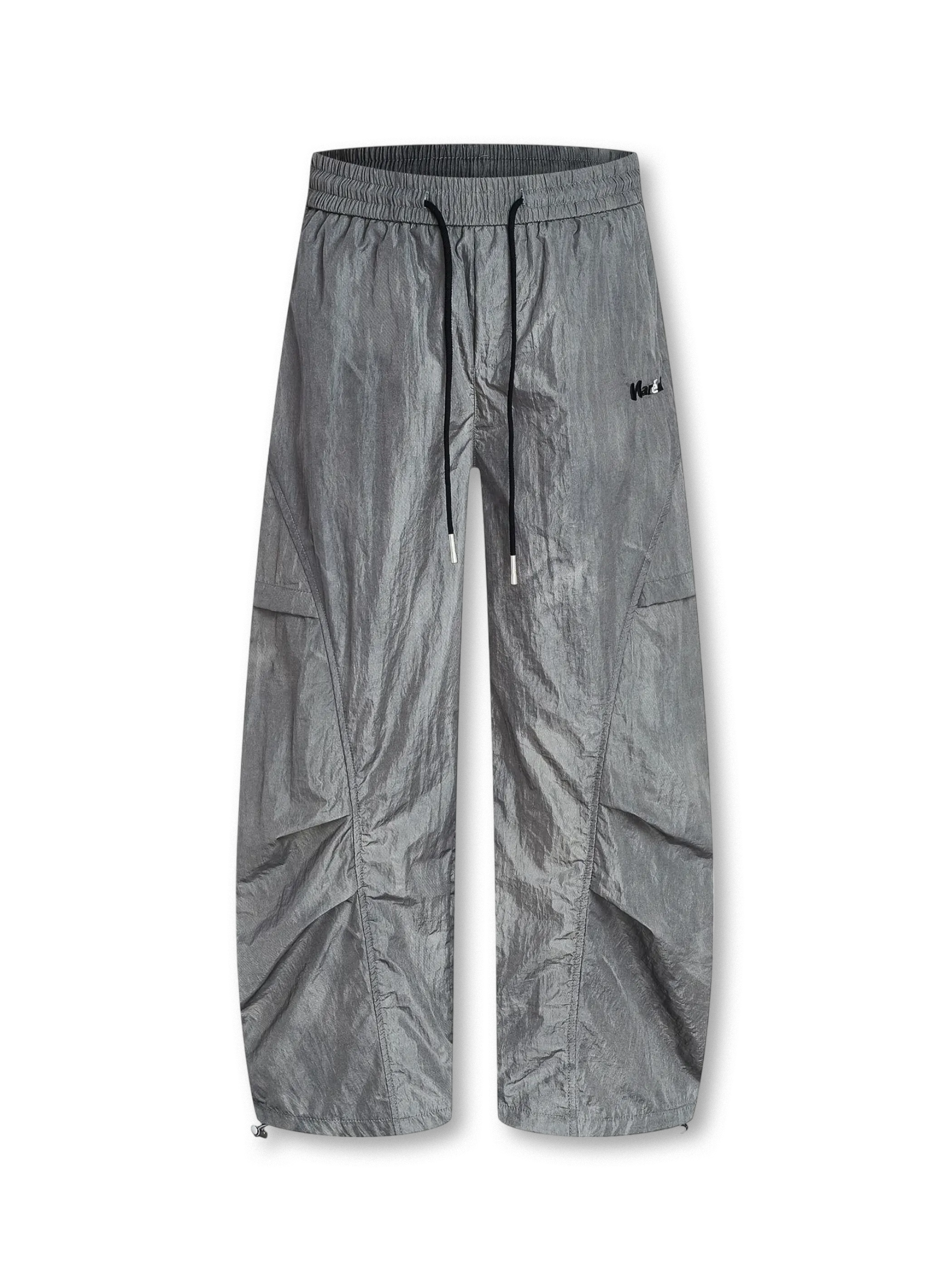 軽量ナイロン素材とカーブシームが特徴のパラシュート降下兵ルーツのワイドパンツ。ドローストリングウエストで調節可能、シンプルなTシャツとミリタリーブーツに合うストリートスタイル。