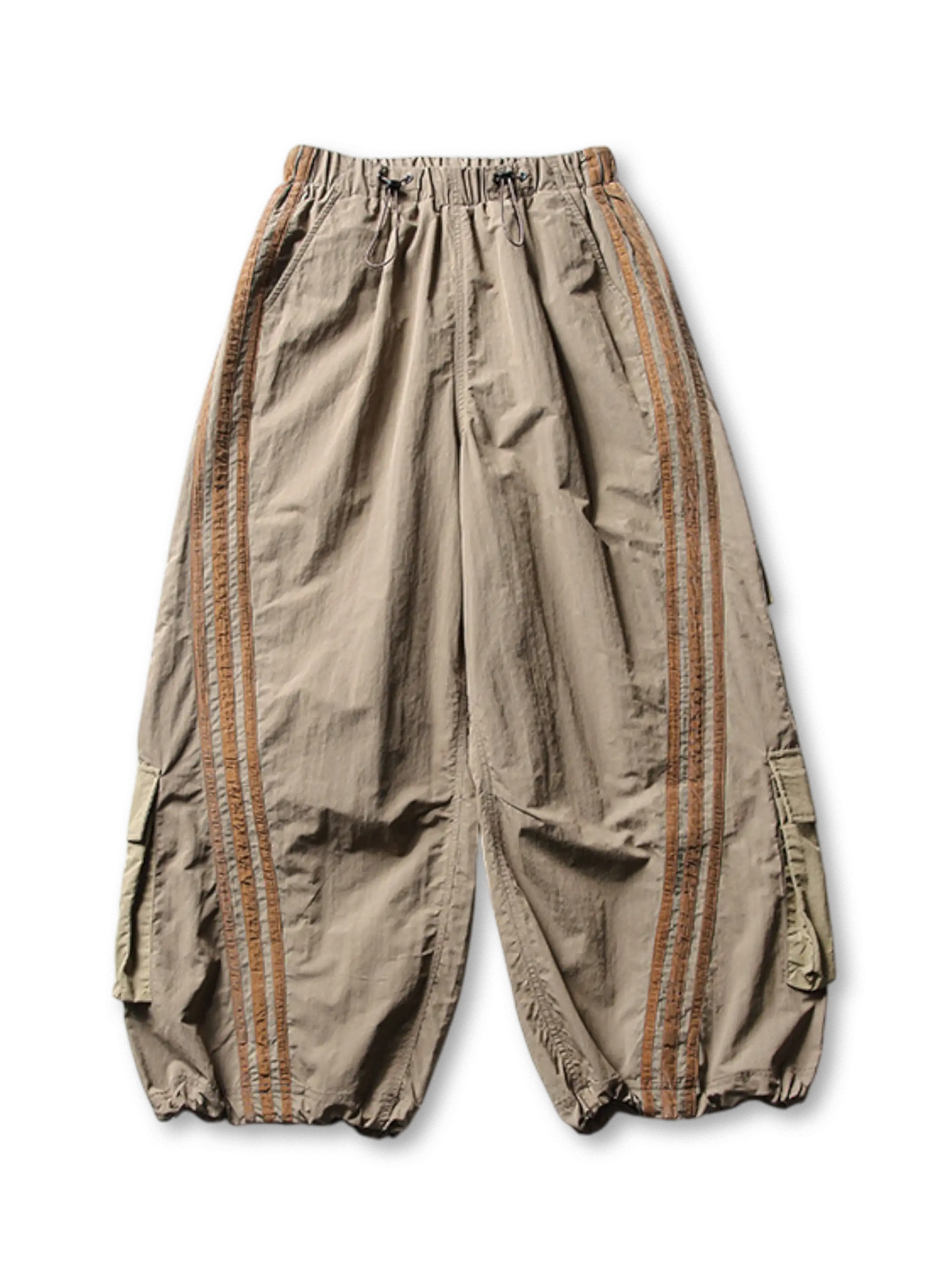 ウエスト全周ゴム仕様のパラシュートワイドカーゴパンツ。斜め3本ラインと大容量ポケットが特徴。裾アジャスターでシルエット調整可能。防水・防風・速乾素材使用でアウトドアにも最適。