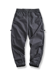 パッチワークとアンクルバンドが特徴のテーパードカーゴパンツ。