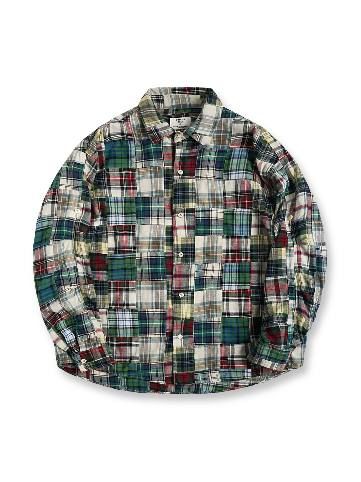 伝統的なBoroパッチワーク技法で作られたグリーン基調の長袖シャツ。調節可能な袖口ストラップと両サイドポケットを備え、ゆったりとしたドロップショルダーシルエットで快適な着心地を提供。復古感あふれるデザイン。