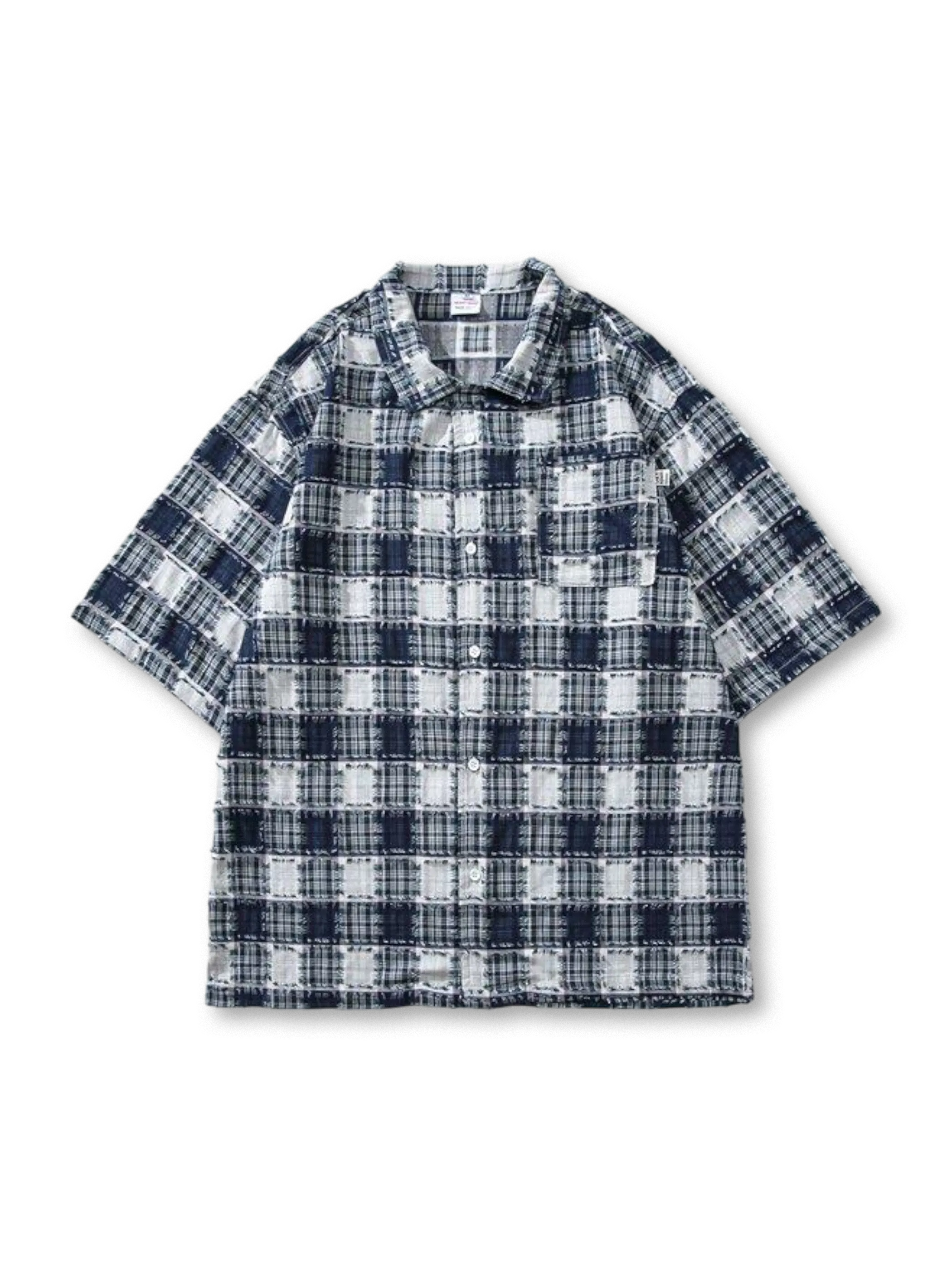 異なるチェック柄のパッチワークとオーバーサイズシルエットが特徴のシャツ