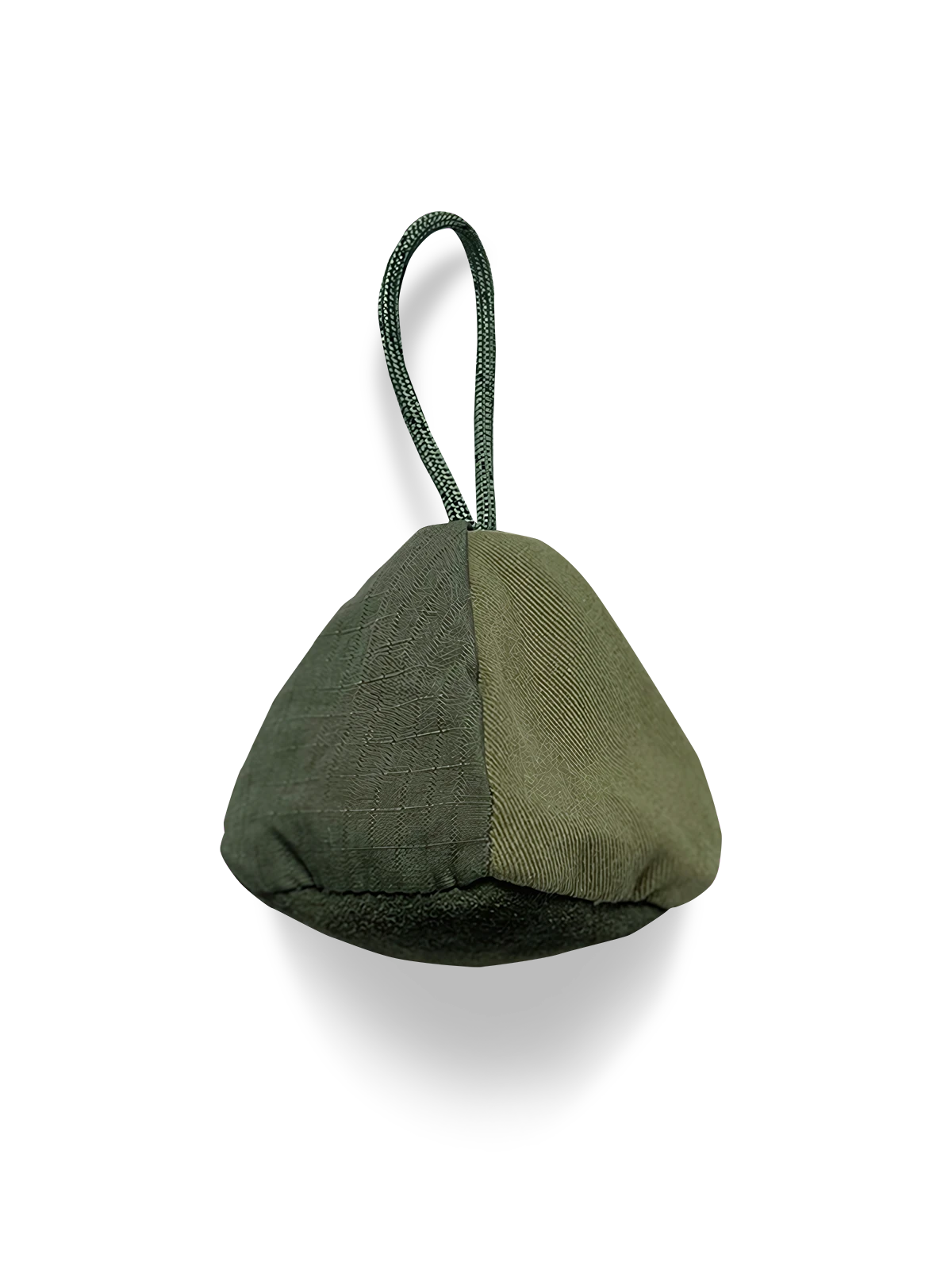 アーミーグリーンのキャンバスとスエード牛革パッチワークを施したスポーツビーンバッグ。ナイロンハンドル付きで投げやすく、豆類入りの軽量設計。