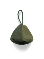 アーミーグリーンのキャンバスとスエード牛革パッチワークを施したスポーツビーンバッグ。ナイロンハンドル付きで投げやすく、豆類入りの軽量設計。