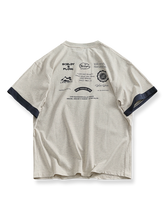 パッチワークカフスと両面プリントが特徴のコットン半袖Tシャツ