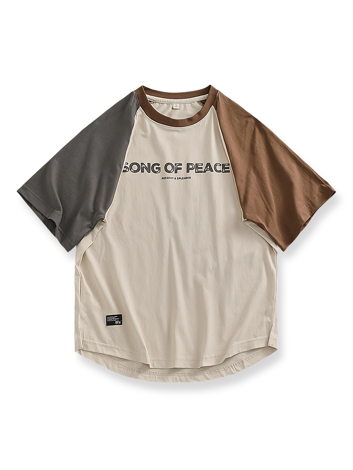 パッチワークとラグランスリーブ、カーブヘムが特徴の「SONG OF PEACE」プリント入りコットンTシャツ