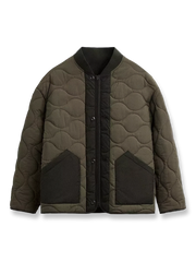 異素材パッチワークと最新テックファブリックを使用した保温中綿ジャケット。リブ襟と大きなフラップポケット付き。