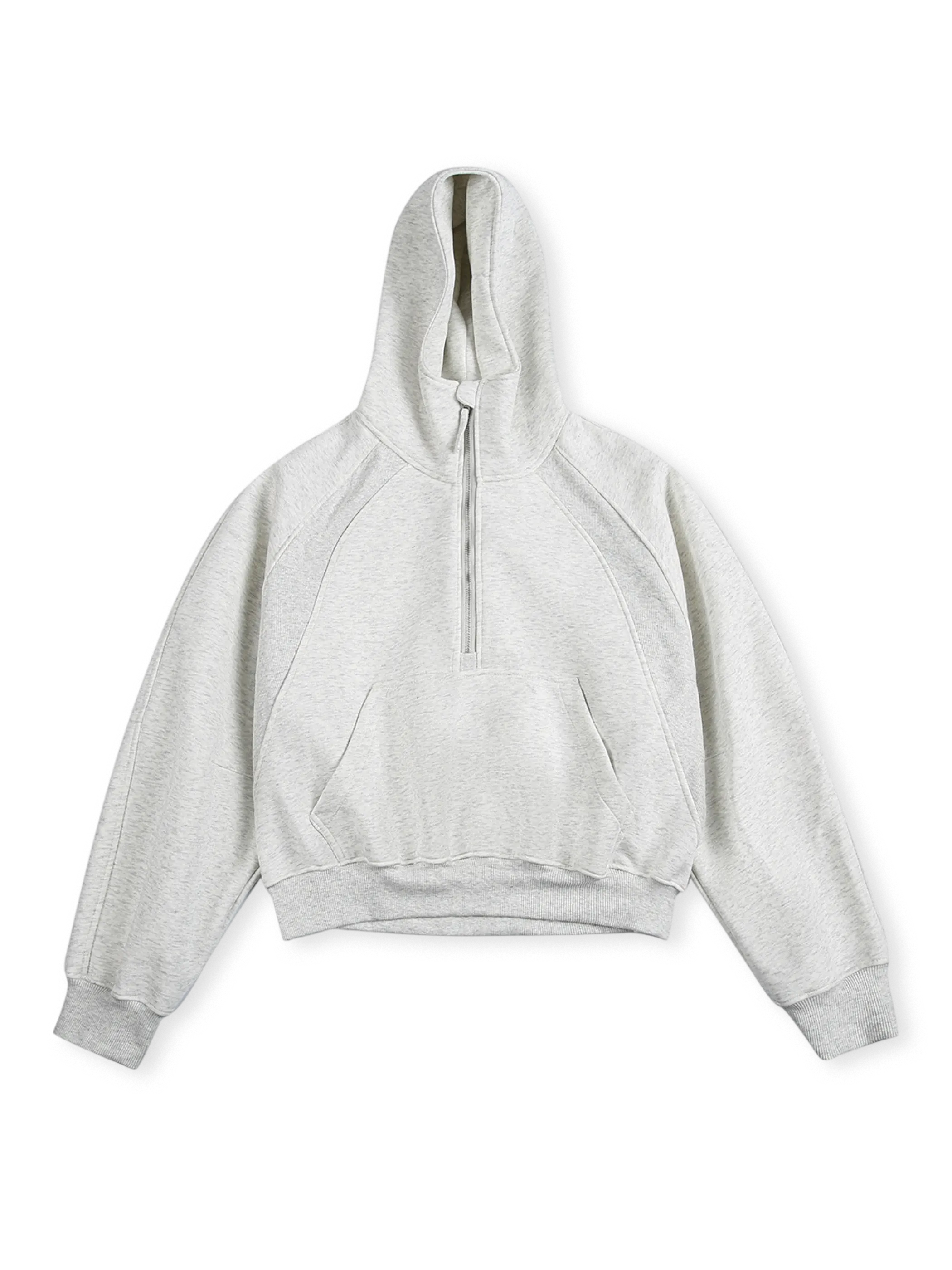 パッチワークディテールとドローコード付き連帽が特徴の都会風フーディ。柔らかく耐久性のある混紡素材使用。