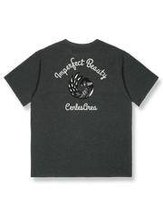 手描き風孔雀柄と小ポケットが特徴のヘビーウェイト半袖Tシャツ。