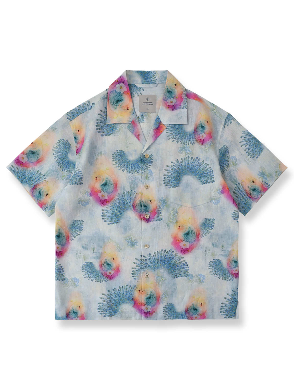 ピーコックフェザープリントが映えるレーヨン製キューバカラー半袖シャツ。