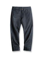 13オンスリジッドデニムのペッパーソルト柄ヴィンテージデニム。スラブ糸の立体感とレトロ五金、植物タンニンレザーパッチを特徴とするアイテム。