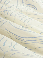 詳細画像: シミズウェーブロングスリーブロングドレスの詳細図。フリルとギャザー、リボンを展示。