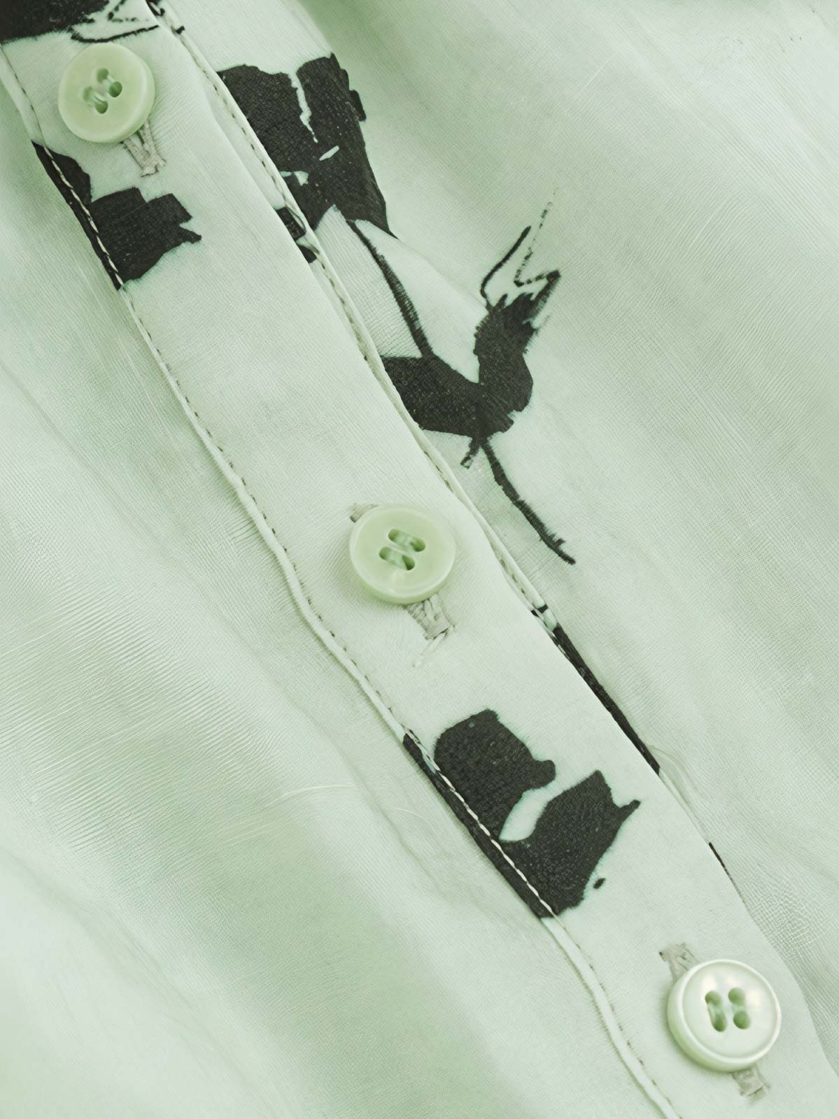 詳細画像: フレンチティータイム風グリーンドローストリングキャミソールの詳細図。ドローストリングネックラインとシングルボタンのデザインを展示。