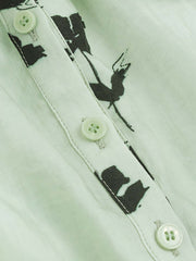 詳細画像: フレンチティータイム風グリーンドローストリングキャミソールの詳細図。ドローストリングネックラインとシングルボタンのデザインを展示。