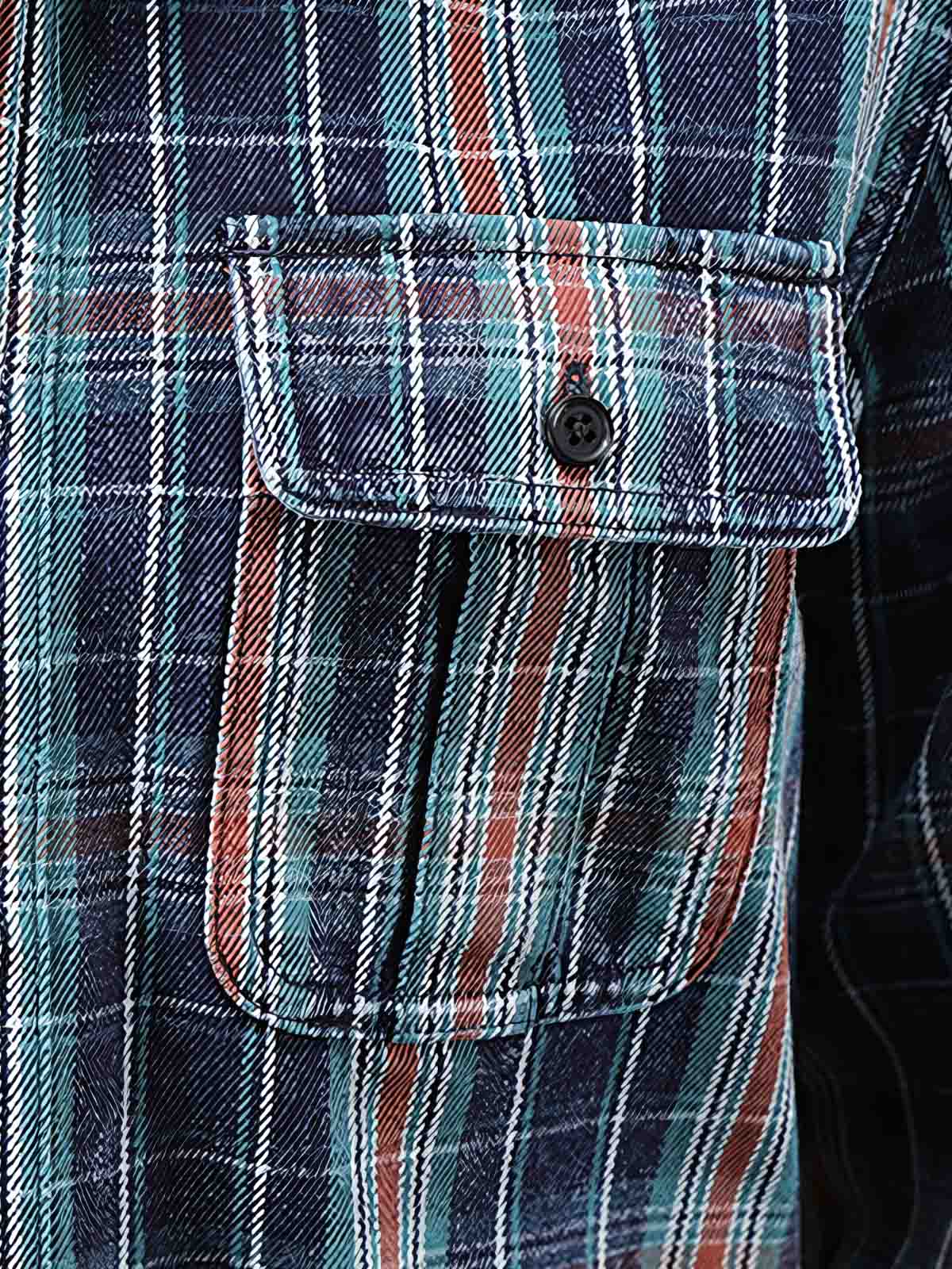 シャツのチェック柄と胸のフラップポケットの詳細