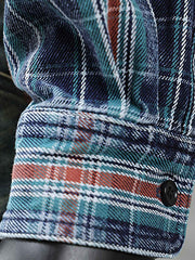 シャツのチェック柄と胸のフラップポケットの詳細