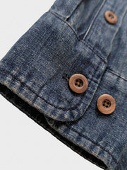 シャツのディテール展示(胸ポケットと生地の質感)