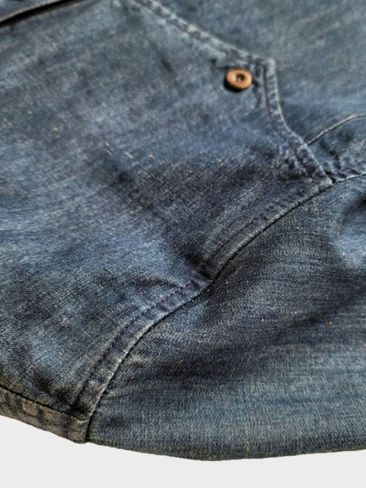 シャツのディテール展示(胸ポケットと生地の質感)