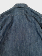 シャツのディテール展示(胸ポケットと生地の質感)