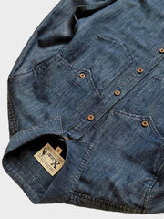 シャツのディテール展示(胸ポケットと生地の質感)