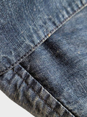 シャツのディテール展示(胸ポケットと生地の質感)