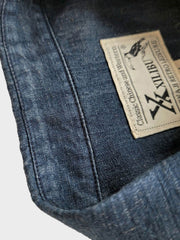 シャツのディテール展示(胸ポケットと生地の質感)