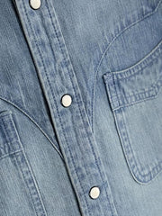 製品画像: アメカジヴィンテージウエスタン風ウォッシュデニムシャツの正面全体像
詳細画像: 胸元のフラップポケットとメタルスナップボタンのディテール