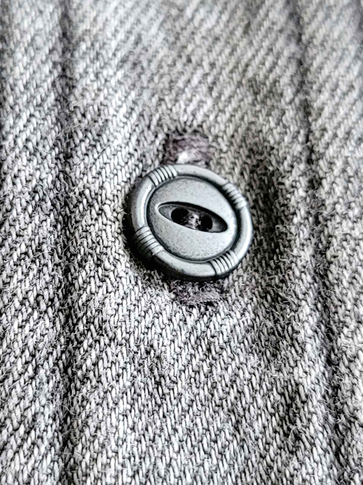 詳細画像: ワークポケットとメタルアイレットボタンのディテール