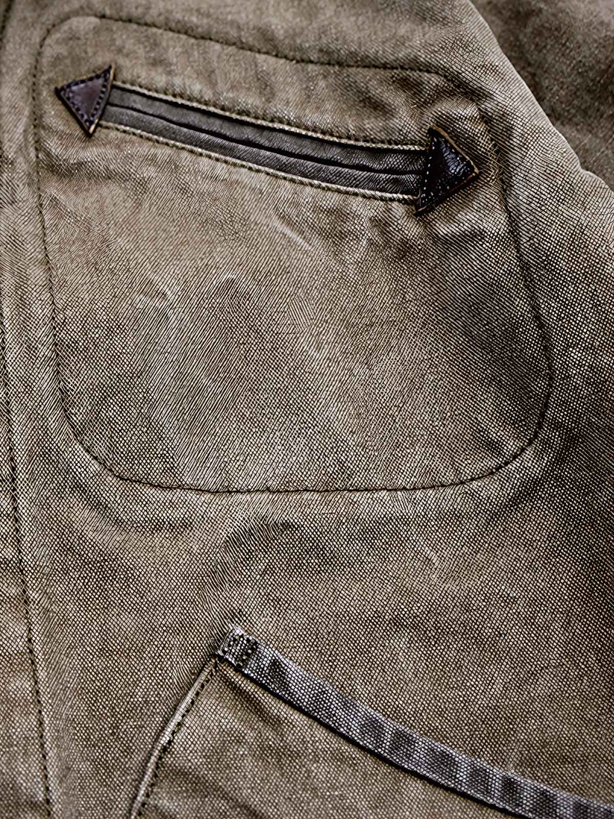 製品画像: アメカジヴィンテージ農場主スタイルのオープンカラーコットンキャンバスワークジャケットの全体像
詳細画像: アンティーク調真鍮メタルボタンと独特なウォッシュ加工のディテール