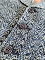 詳細画像: ショールカラーとボタンのディテール