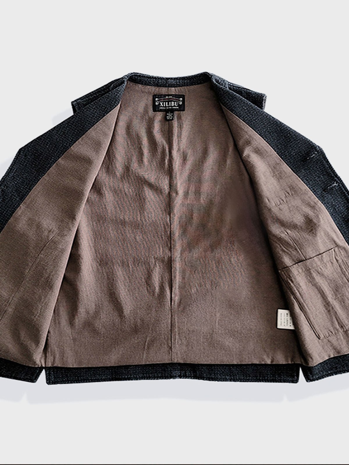 詳細画像: ショールカラーとタイトフィットデザインのディテール