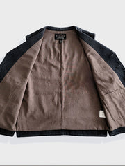 詳細画像: ショールカラーとタイトフィットデザインのディテール