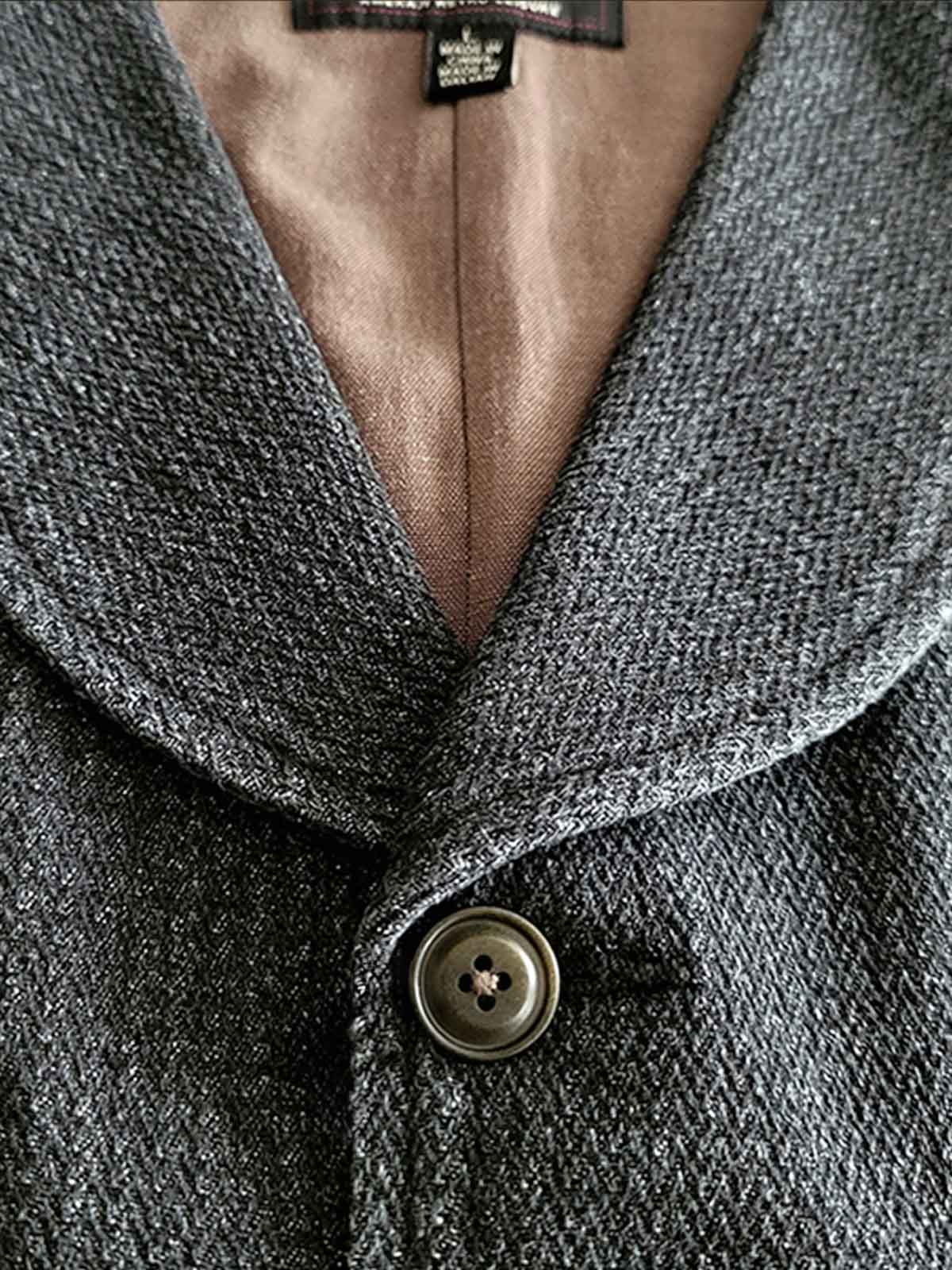 詳細画像: ショールカラーとタイトフィットデザインのディテール